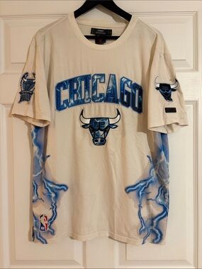 Pro Standard Chicago Bulls Lightning Graphic T-Shirt Luxury Athletic Large